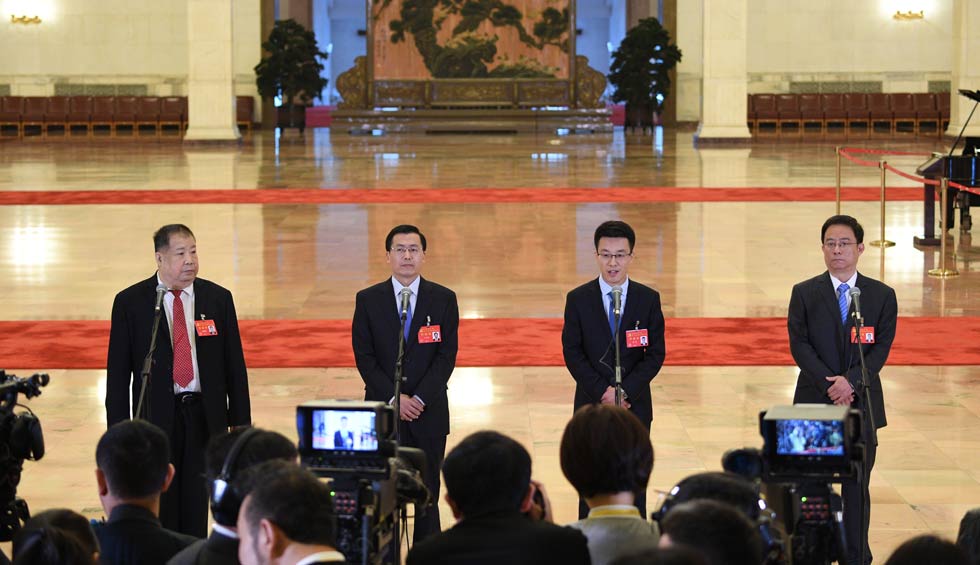 凌解放、王立平、徐川、黃一兵接受采訪