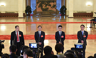 凌解放、王立平、徐川、黃一兵代表接受采訪