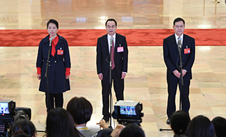 姜妍、康紅普、劉宗富代表接受采訪