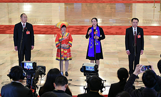 蔡松濤、杜麗群、楊小玲、賈立群代表接受采訪