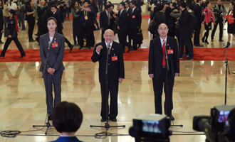 魏秋月、孟廣祿、薛晨陽代表接受采訪