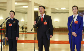 李貝、裴春亮、丁寧代表接受采訪(fǎng)