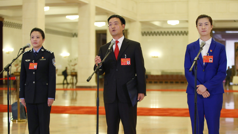 李貝、裴春亮、丁寧代表接受采訪(fǎng)