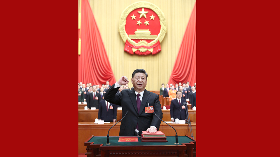 新當(dāng)選的國(guó)家主席、中央軍委主席習(xí)近平進(jìn)行憲法宣誓
