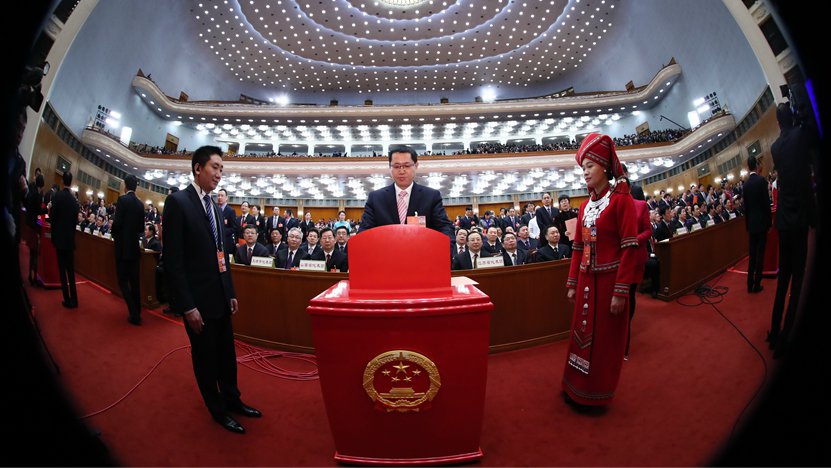 3月17日，人代會全體會議上代表在投票