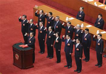 新當選的全國人大常委會副委員長、秘書長進行憲法宣誓