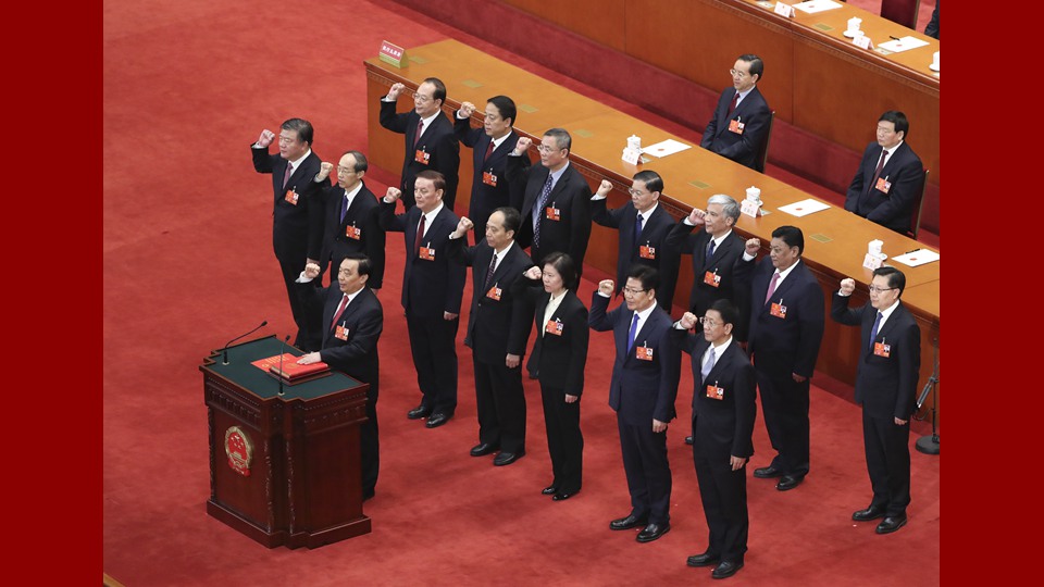 新當(dāng)選的全國(guó)人大常委會(huì)副委員長(zhǎng)、秘書長(zhǎng)進(jìn)行憲法宣誓