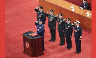 中央軍委副主席、委員進(jìn)行憲法宣誓