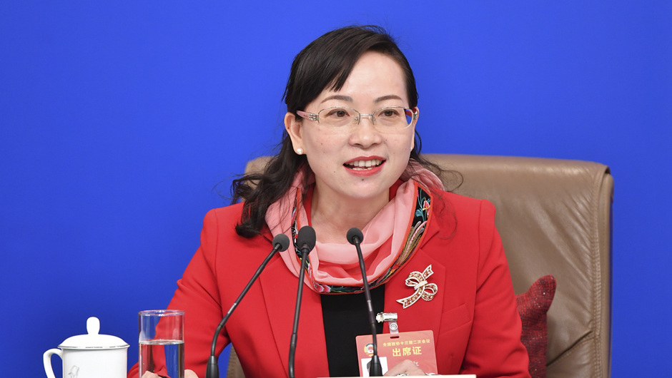 全國政協(xié)委員、湖南省湘西土家族苗族自治州政協(xié)副主席 石紅