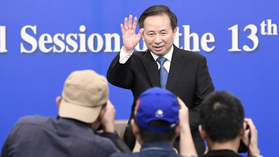 記者會開始前，李干杰向記者致意
