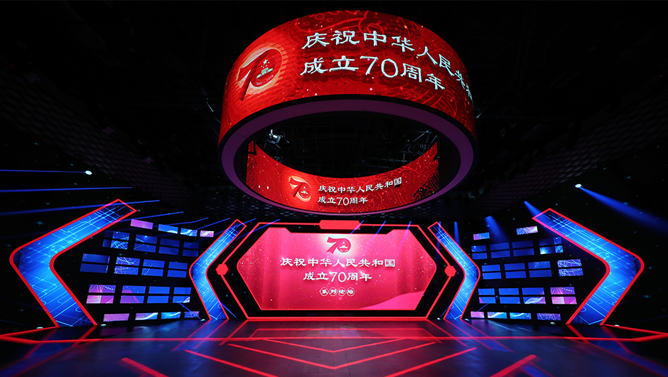 新華網媒體創(chuàng)意工場MR智能演播室正在準備中
