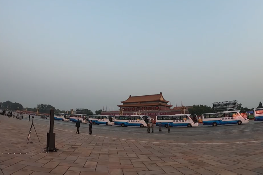 10月1日清晨的天安門城樓和長安街，燈火通明，正在準備慶祝大會的工作人員雖然緊張忙碌，但仍顯得井然有序