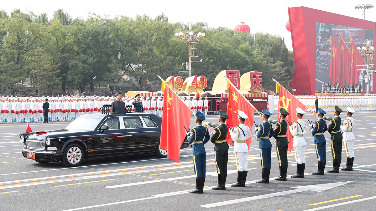 習(xí)近平驅(qū)車行進(jìn)至黨旗、國(guó)旗、軍旗前，向旗幟行注目禮