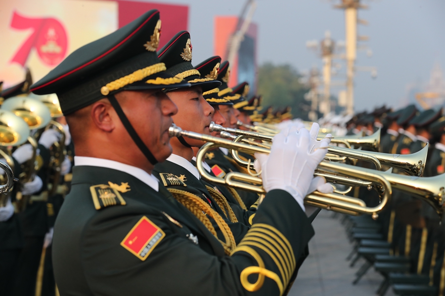解放軍聯(lián)合軍樂團在廣場就位后進行準備工作和試奏。據(jù)了解，解放軍聯(lián)合軍樂團此次演奏是從開國大典至今歷次閱兵以來演奏曲目最多的一次，不少曲目是為此次閱兵量身打造的全新作品，此次也是歷次女演奏員最多的一次。