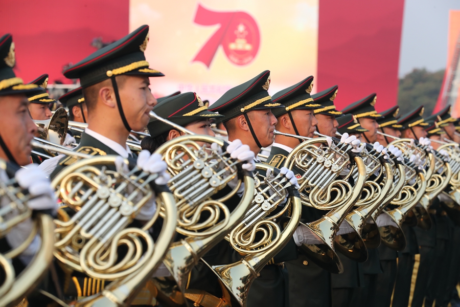 解放軍聯(lián)合軍樂團在廣場就位后進行準備工作和試奏。據(jù)了解，解放軍聯(lián)合軍樂團此次演奏是從開國大典至今歷次閱兵以來演奏曲目最多的一次，不少曲目是為此次閱兵量身打造的全新作品，此次也是歷次女演奏員最多的一次。