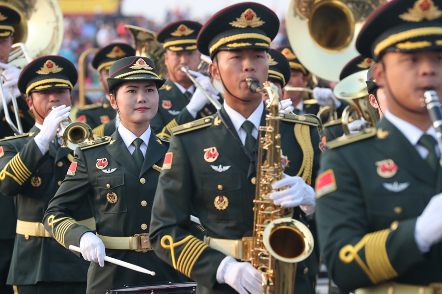解放軍聯(lián)合軍樂團在廣場就位后進行準備工作和試奏。據(jù)了解，解放軍聯(lián)合軍樂團此次演奏是從開國大典至今歷次閱兵以來演奏曲目最多的一次，不少曲目是為此次閱兵量身打造的全新作品，此次也是歷次女演奏員最多的一次。