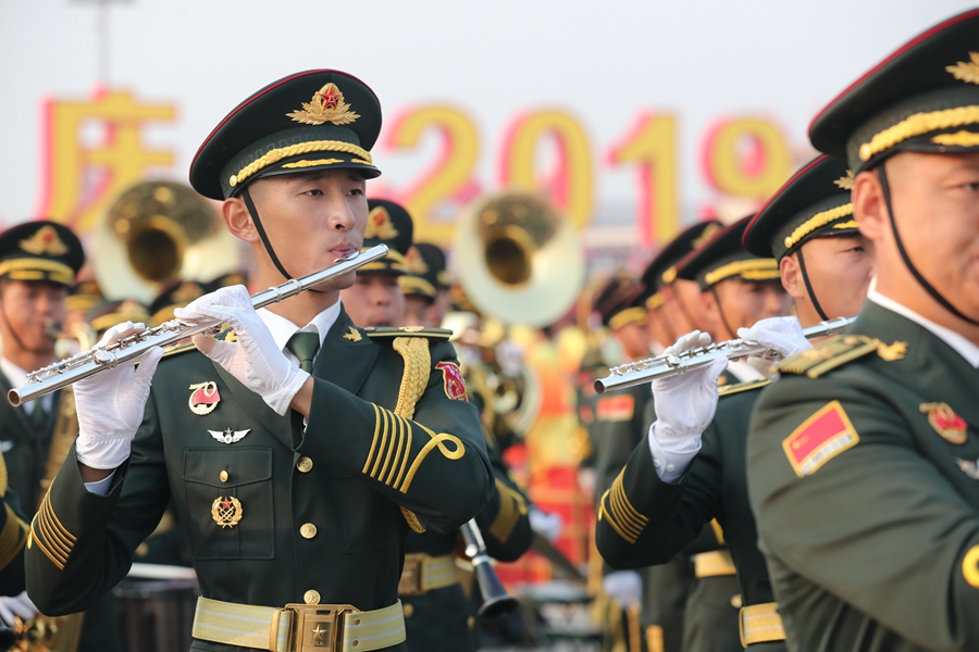解放軍聯(lián)合軍樂團在廣場就位后進行準備工作和試奏。據(jù)了解，解放軍聯(lián)合軍樂團此次演奏是從開國大典至今歷次閱兵以來演奏曲目最多的一次，不少曲目是為此次閱兵量身打造的全新作品，此次也是歷次女演奏員最多的一次。
