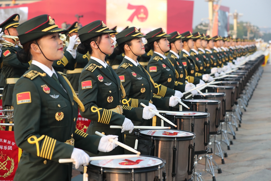 解放軍聯(lián)合軍樂團在廣場就位后進行準備工作和試奏。據(jù)了解，解放軍聯(lián)合軍樂團此次演奏是從開國大典至今歷次閱兵以來演奏曲目最多的一次，不少曲目是為此次閱兵量身打造的全新作品，此次也是歷次女演奏員最多的一次。