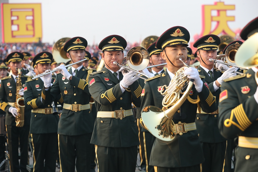 解放軍聯(lián)合軍樂團在廣場就位后進行準備工作和試奏。據(jù)了解，解放軍聯(lián)合軍樂團此次演奏是從開國大典至今歷次閱兵以來演奏曲目最多的一次，不少曲目是為此次閱兵量身打造的全新作品，此次也是歷次女演奏員最多的一次。