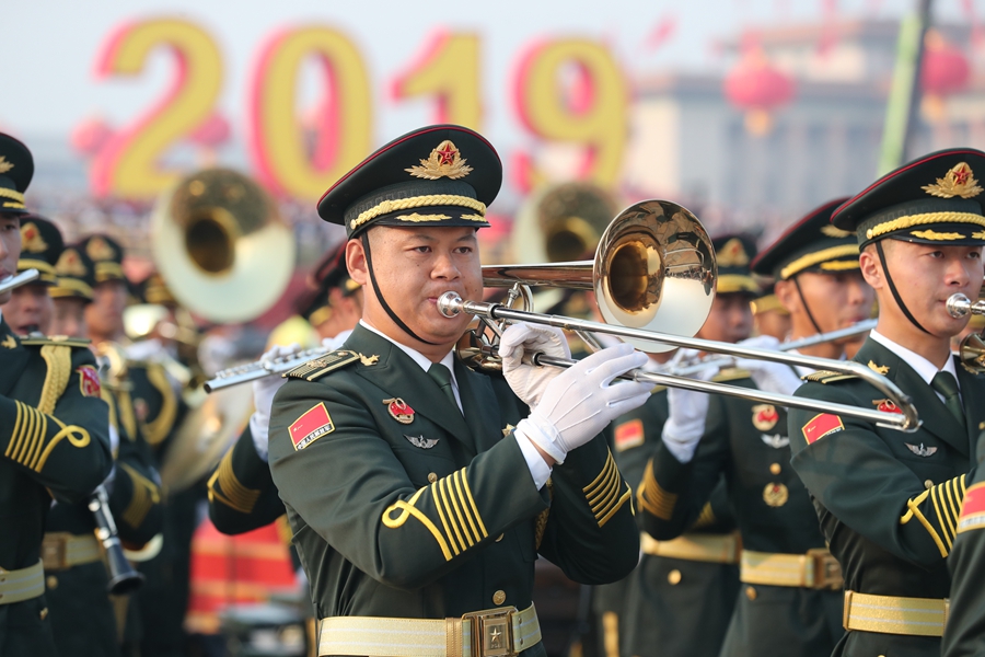 解放軍聯(lián)合軍樂團在廣場就位后進行準備工作和試奏。據(jù)了解，解放軍聯(lián)合軍樂團此次演奏是從開國大典至今歷次閱兵以來演奏曲目最多的一次，不少曲目是為此次閱兵量身打造的全新作品，此次也是歷次女演奏員最多的一次。
