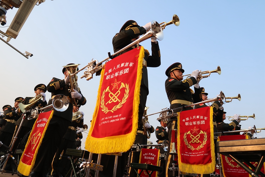 解放軍聯(lián)合軍樂團在廣場就位后進行準備工作和試奏。據(jù)了解，解放軍聯(lián)合軍樂團此次演奏是從開國大典至今歷次閱兵以來演奏曲目最多的一次，不少曲目是為此次閱兵量身打造的全新作品，此次也是歷次女演奏員最多的一次。