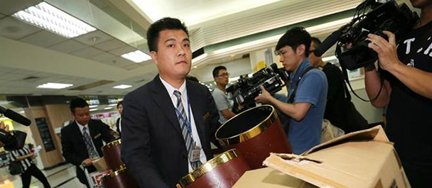 禮儀公司帶著遺體袋、骨灰壇協(xié)助處理善后