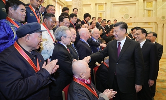 慶祝大會(huì)結(jié)束后，習(xí)近平等會(huì)見(jiàn)受表彰人員及親屬代表