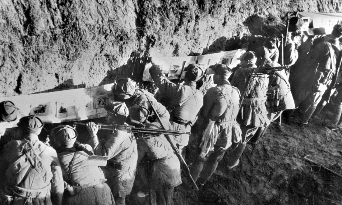 1948年冬，淮海戰(zhàn)役期間，雙堆集前沿陣地舉辦的戰(zhàn)地影展，深受解放軍戰(zhàn)士歡迎。新華社稿  袁克忠攝