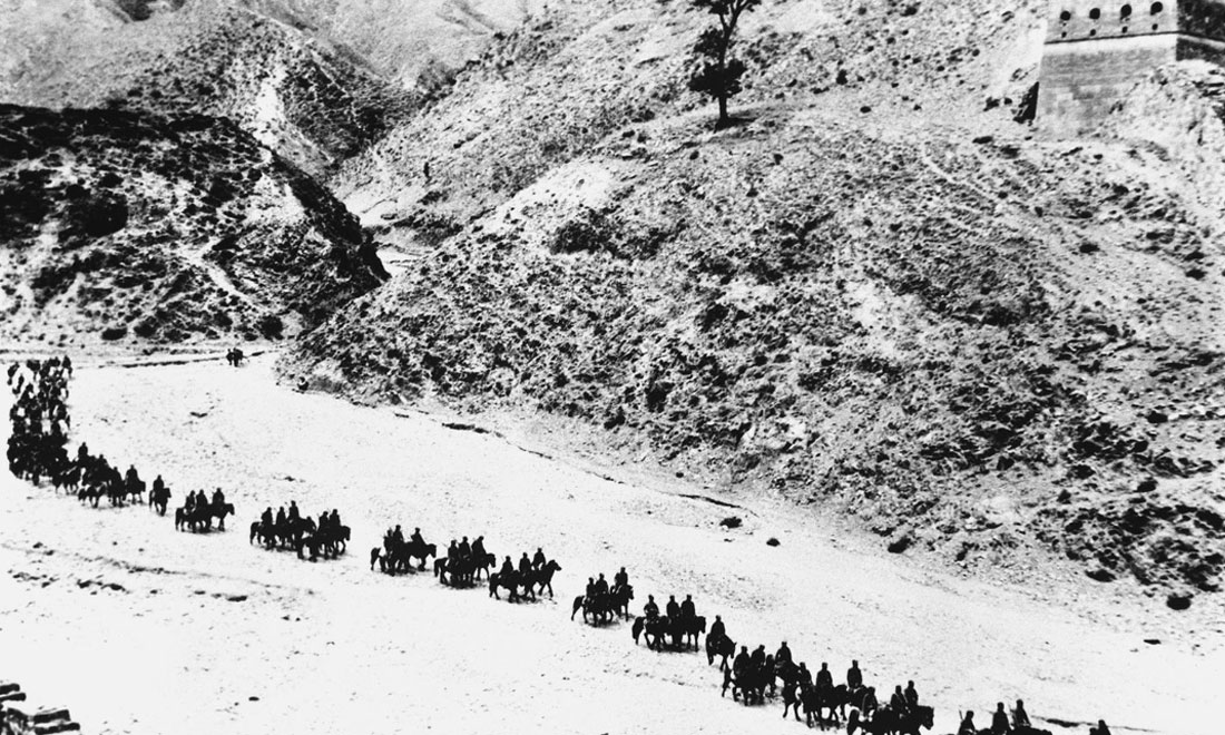 1937年11月太原失守后，八路軍向華北敵后挺進(jìn)，分兵發(fā)動(dòng)群眾，開展敵后游擊戰(zhàn)爭(zhēng)，創(chuàng)建敵后根據(jù)地。新華社稿　沙飛攝