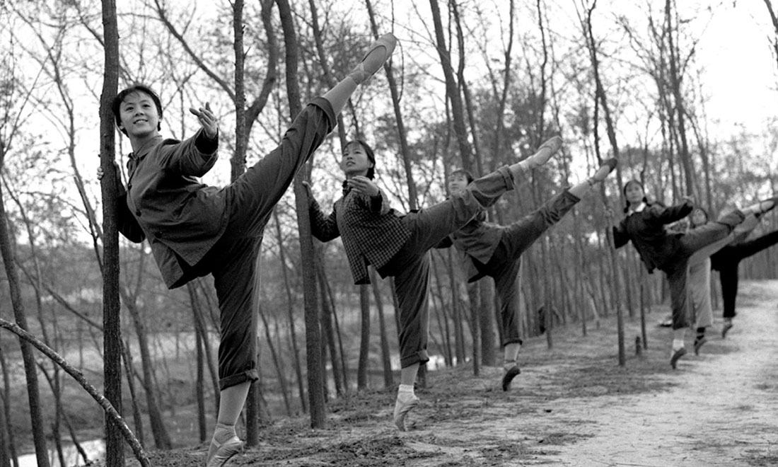 1972年秋，上海市舞蹈學(xué)校《白毛女》劇組的演員們來到上海市金山縣金衛(wèi)公社參加勞動(dòng)鍛煉，在農(nóng)村也堅(jiān)持練功。新華社記者黃田寶攝