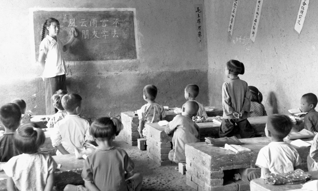 1964年夏，河北省壩縣煎茶鋪公社西煎大隊(duì)，一所耕讀小學(xué)的學(xué)生們?cè)谏险n。新華社記者梁一丁攝