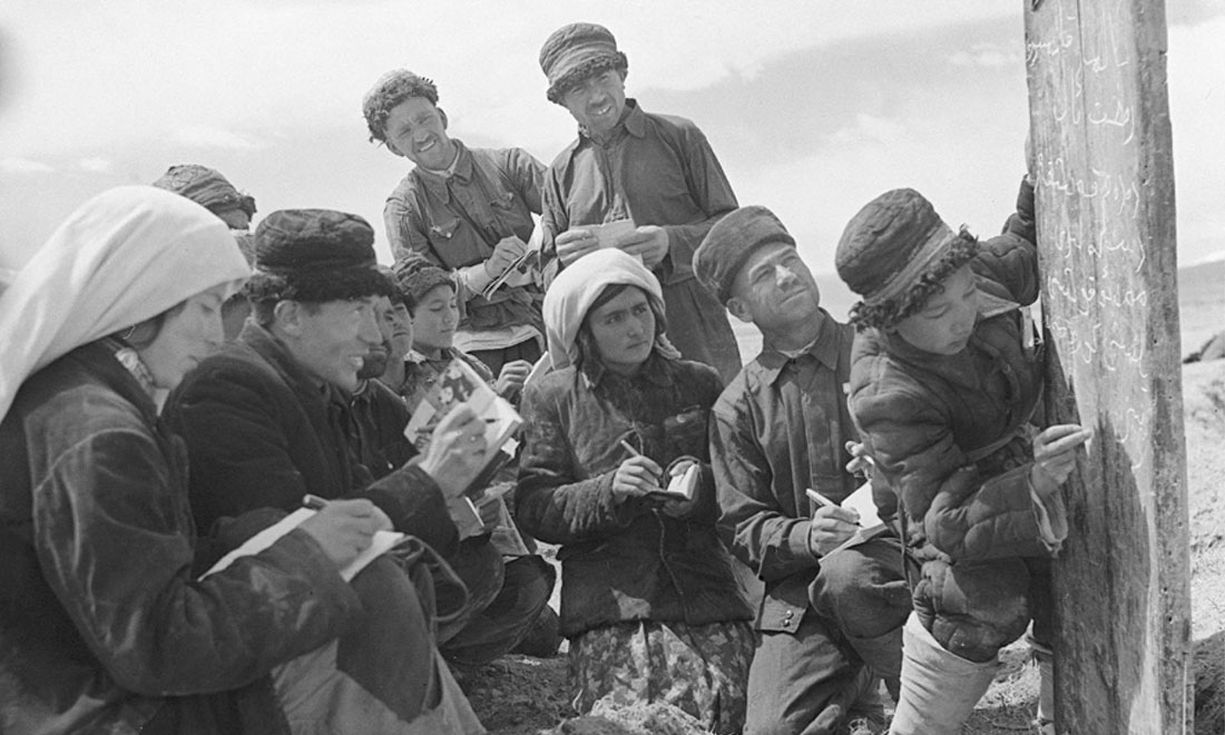 1960年6月，新疆慕士塔格峰下，大人們?cè)谛W(xué)生幫助下學(xué)習(xí)文化。新華社記者武純展攝