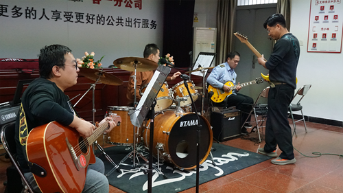 追夢(mèng)中國(guó)人|侯孝輝：左手方向盤，右手麥克風(fēng)