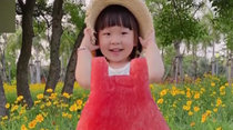 把夏天穿身上！寶媽給3歲女兒拍創(chuàng)意果蔬照