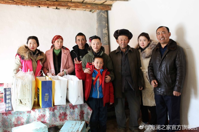 奧運(yùn)冠軍體操名將楊威把溫暖帶到北疆小朋友們的家中，把體育精神與奮斗的信念，傳遞到所有北疆孩子們的心中。