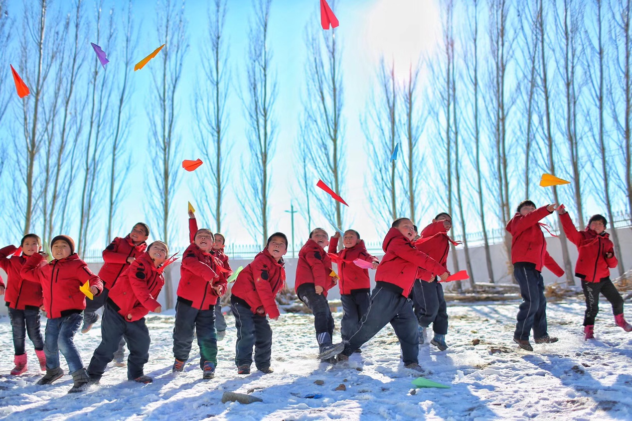 2017年11月15日， “多一克溫暖”公益行動(dòng)走進(jìn)北疆地區(qū)，實(shí)現(xiàn)了從物質(zhì)捐贈(zèng)到“物質(zhì)+精神”溫暖的升級(jí)。 “體操冠軍”楊威、好妹妹樂隊(duì)等傾情加盟，不僅為孩子們帶來加厚羽絨服和御寒物資，還準(zhǔn)備了溫暖的課堂。