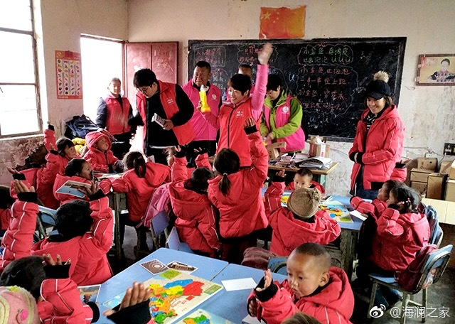 2018年，由海瀾之家攜手網(wǎng)易新聞打造的“多一課溫暖”課程平臺(tái)讓一間間溫暖的課堂走向深山與邊陲。帶著貼合孩子教育需求的線上內(nèi)容和教師、各領(lǐng)域KOL及愛心人士組成的愛心團(tuán)隊(duì)，海瀾之家用實(shí)際行動(dòng)為孩子的教育加溫，踐行“多一克溫暖”。