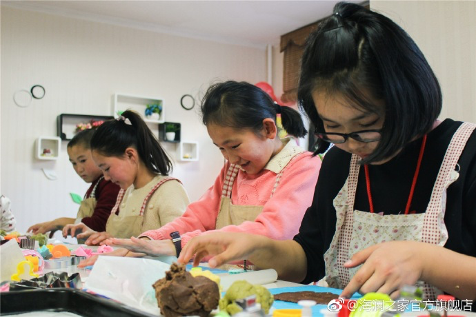 在北京，孩子們上了一節(jié)別開生面的廚藝課——手工DIY餅干。孩子們腦洞大開親自上手，從制作到出爐不僅留下了噴香的餅干，還留下了珍貴的回憶。親手做的餅干孩子們舍不得獨(dú)享，成為了回程路上最重要的“伴手禮”