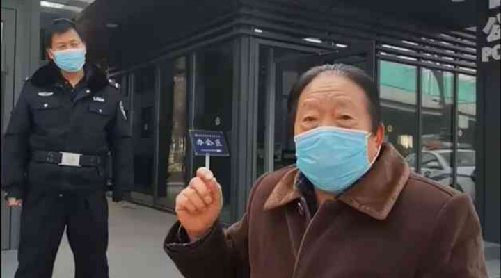 社區(qū)封閉，76歲的他為什么要出來