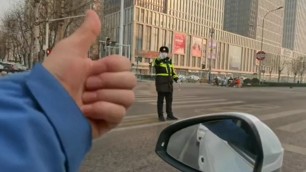 石家莊路人和交警的這個“暗號”，真暖！