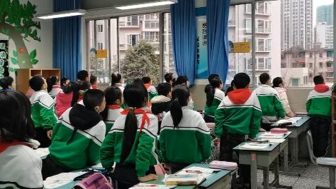 課上到一半，同學(xué)們卻把頭望向了外面！校長(zhǎng)說(shuō)：點(diǎn)贊！