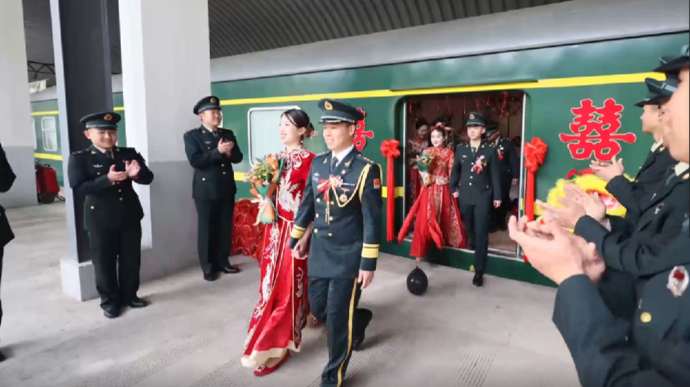 火車當(dāng)“婚車”，東風(fēng)快遞員最有排面的“幸福軍列”