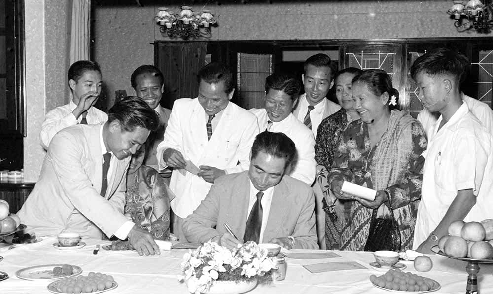 1955年4月25日，為迎接亞非會議而組織的萬隆人民委員會的代表請周恩來總理簽名留念。