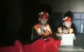 整理箱變小船 小朋友，消防員叔叔來了！