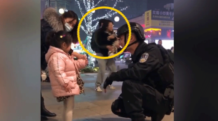 女子被特警圈粉蹲地拍照不想走，男友接下來(lái)的舉動(dòng)驚呆網(wǎng)友