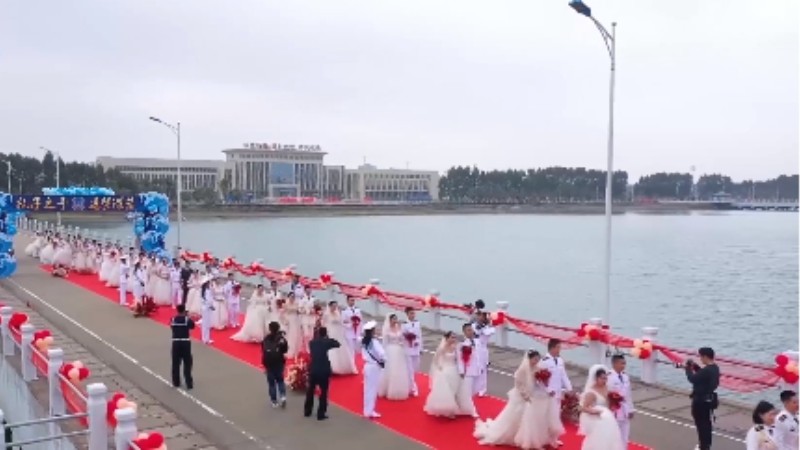 乘風(fēng)破浪來娶你！海軍某部30對(duì)新人舉行集體婚禮