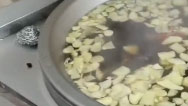 沈陽(yáng)一企業(yè)熬740鍋紅糖水送26個(gè)檢測(cè)點(diǎn)，用了千斤紅糖200斤姜
