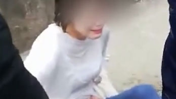四川一女子墜河欲輕生，兩名消防員一躍而下
