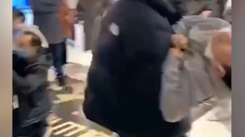 浙江一電影院發(fā)生事故多人送醫(yī)，現(xiàn)場家長懷抱兒童奔走