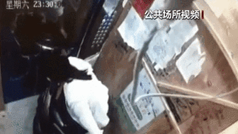 電梯內(nèi)突發(fā)自燃 電動(dòng)車進(jìn)樓怎么禁？ 發(fā)現(xiàn)電瓶車有起火苗頭應(yīng)立刻撤離